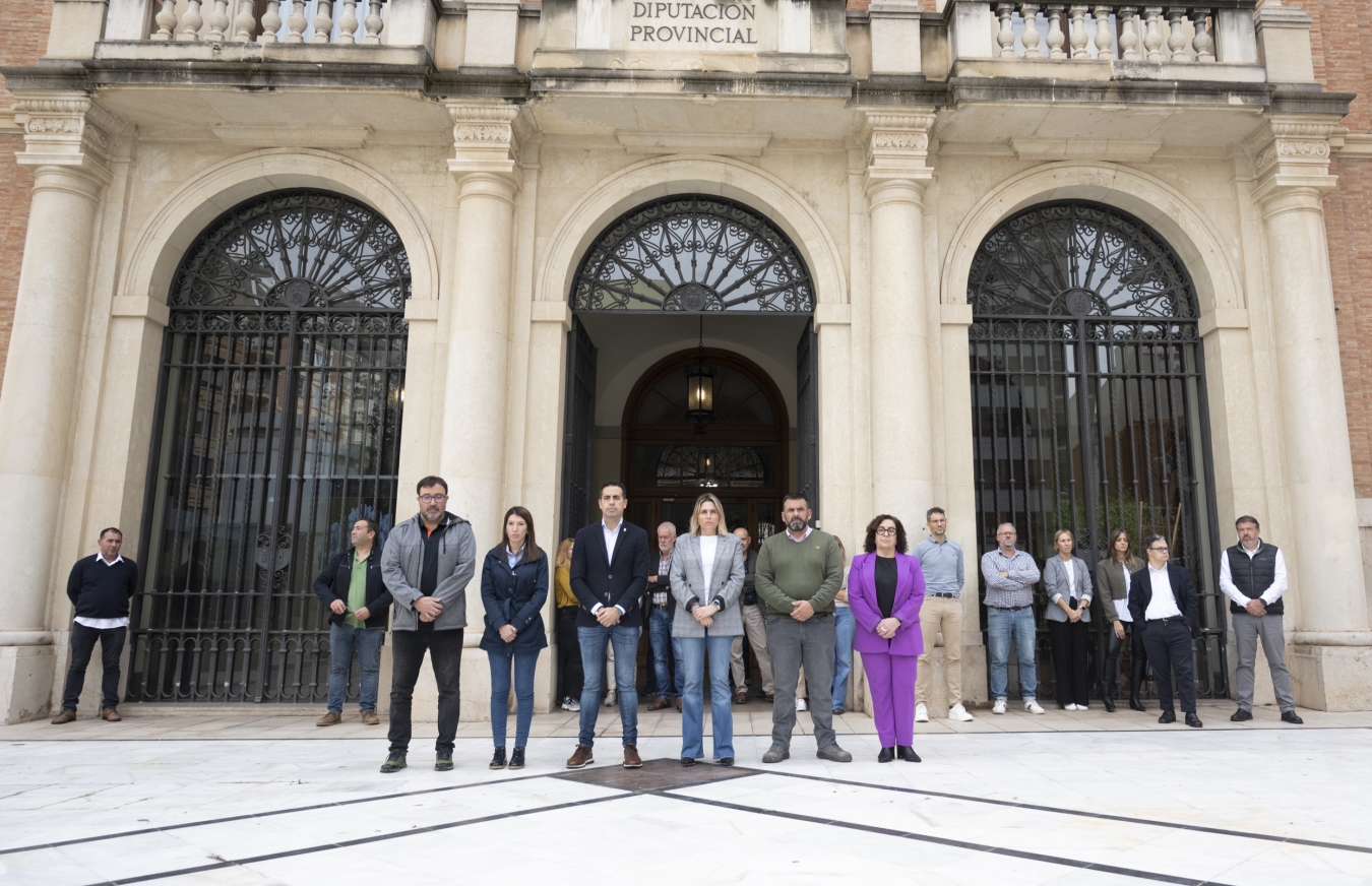 La Diputación de Castellón guarda un minuto de silencio por las víctimas de la DANA que ha asolado la provincia de Valencia